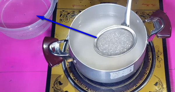 Cách làm sữa chua mít - Luộc bột báng