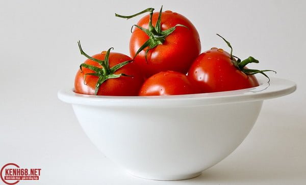 cách làm trắng da mặt tại nhà tự nhiên bằng cà chua