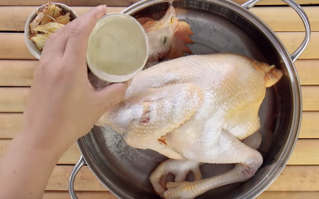 Cách luộc gà ngon - rửa gà bằng muối và giấm
